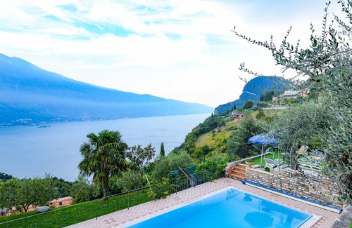 Arias Apartment | With a balcony, lake view and pool – Apartment Elka 8