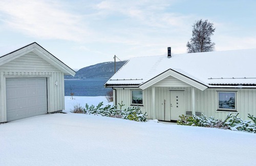 Halsa House | With a magnificent view of the Valsøyfjord, this cozy and family vacation home welcomes you.