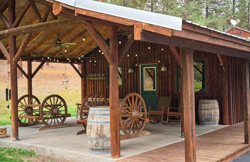 Superior Cabin | With breathtaking views of Sheep Mountain, the Bunkhouse Cabin is a single-level residence with two bedrooms and two full baths. Sleeps 10 with easy access to the Six8 Saloon and entertainment area with horseshoe and fire pits. Generous outdoor space