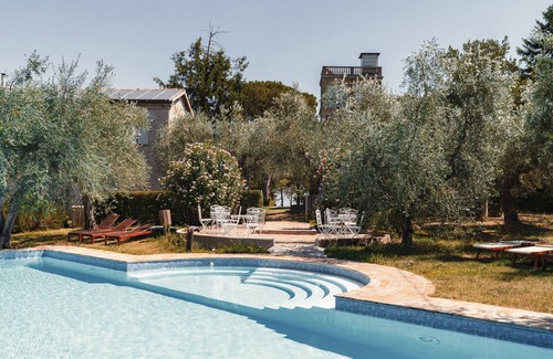 Santa Veneranda Apartment | With loft, in a historic farmhouse in the hills with pool