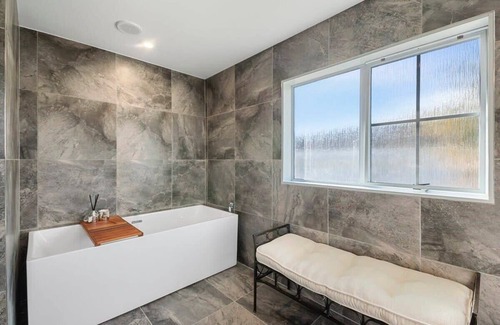 Richmond Heights House | With Spa! Huge space for family *No Service Fee*