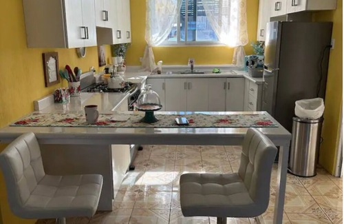 Guatemala City Apartment | With WiFi for your business contacts, Cable, Netflix, and Laundry included!