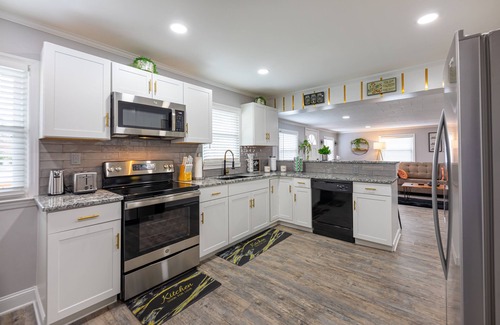 Southeast Raleigh House | WITHIN MINUTES TO COASTAL CREDIT UNION MUSIC PK & WALNUT CREEK SOFTBALL COMPLEX