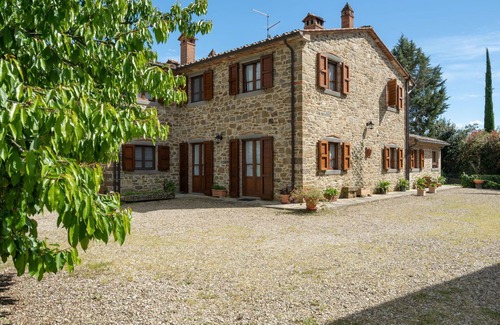 Monte San Savino Villa | Wonderful private villa for 10 people with WIFI, private pool, TV, pets allowed and panoramic view