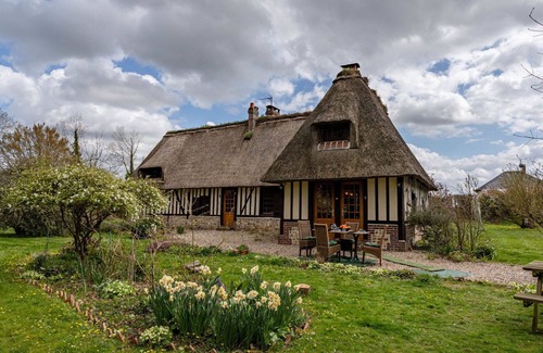 Saint-Georges-du-Mesnil Villa | Wonderful private villa for 10 people with WIFI, TV and pets allowed