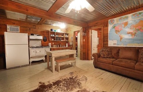 Eustace Cabin | Wonderful 13 Acre East Texas Getaway near Canton on 3 Stocked Ponds!