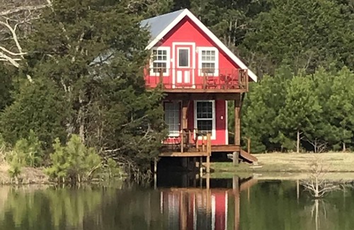 Eustace Cabin | Wonderful 13 Acre East Texas Getaway near Canton on 3 Stocked Ponds!