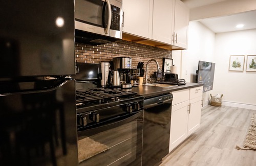 West Hills House | Wonderful 1BD Guest House with Outdoor Experience