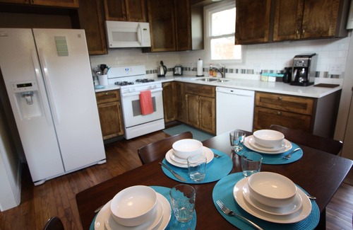 Bouldin House | Wonderful 2/1 in Bouldin area.Walk to food trailers, Zilker and Barton Springs!
