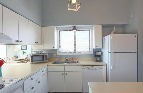 Ocean Isle Beach Condo | Wonderful 2-bedroom condo in Ocean Isle with 4 minute walk to the beach.