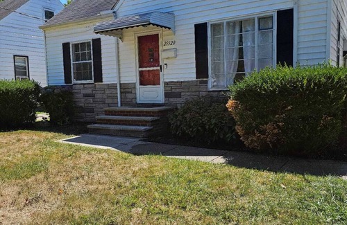 Euclid House | Wonderful 3-bedroom house with AC and WiFi in delightful Euclid