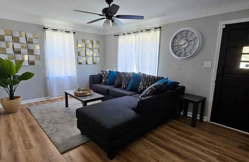 Euclid House | Wonderful 3-bedroom house with AC and WiFi in delightful Euclid