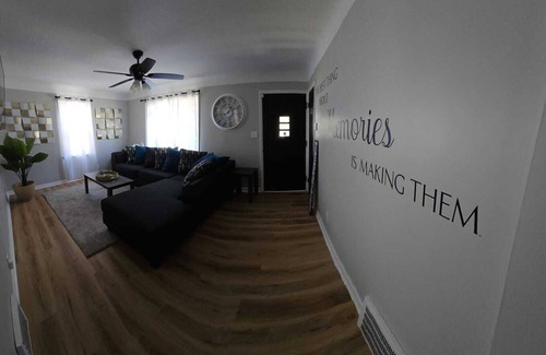Euclid House | Wonderful 3-bedroom house with AC and WiFi in delightful Euclid