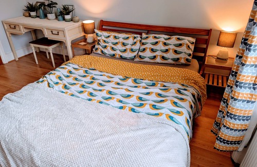 Harringay House | Wonderful 6 king bed 2.5 bath Victorian home with character in central London