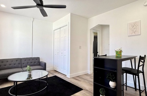F. Q. Story Apartment | Wonderful apartment with AC in vibrant Phoenix