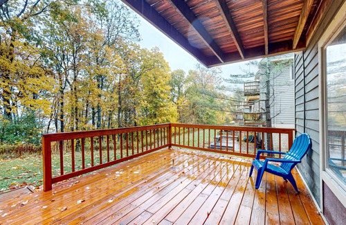 McHenry House | Wonderful dog-friendly ski-in/out retreat with balcony, spacious deck, & W/D
