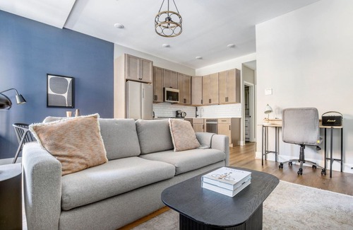 Edgewater Beach Apartment | Wonderful Edgewater 1BR w/Patio Deck & Gym, near lake, by Blueground
