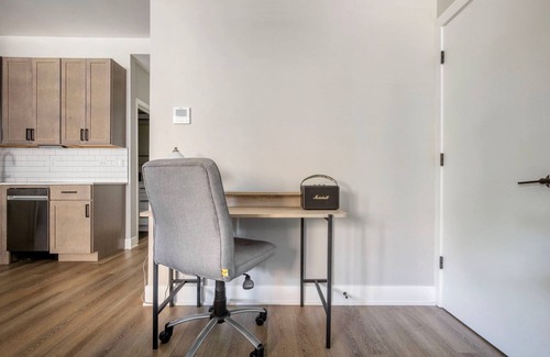 Edgewater Beach Apartment | Wonderful Edgewater 1BR w/Patio Deck & Gym, near lake, by Blueground
