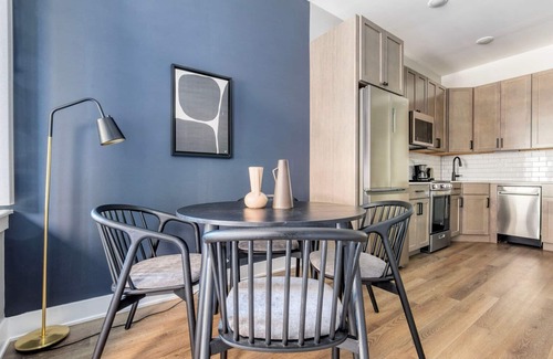 Edgewater Beach Apartment | Wonderful Edgewater 1BR w/Patio Deck & Gym, near lake, by Blueground