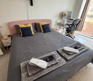 London Borough of Hounslow House | Wonderful en-suite bedroom - Stay with Bruno