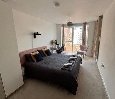 London Borough of Hounslow House | Wonderful en-suite bedroom - Stay with Bruno