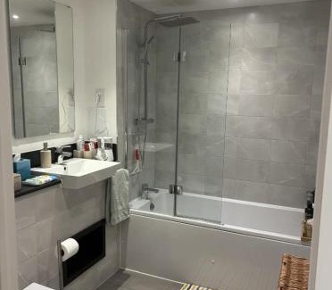 London Borough of Hounslow House | Wonderful en-suite bedroom - Stay with Bruno