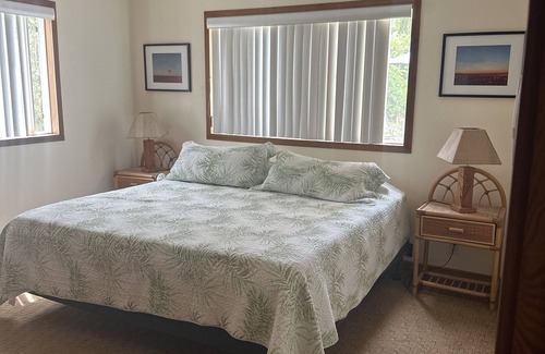Waimanalo House | Wonderful executive home steps from a gorgeous beach