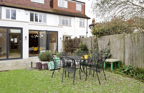 South Twickenham House | Wonderful family home with garden near Twickenham by UnderTheDoormat