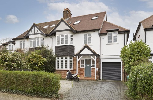 South Twickenham House | Wonderful family home with garden near Twickenham by UnderTheDoormat
