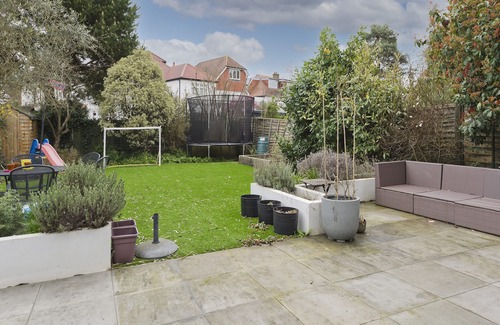 South Twickenham House | Wonderful family home with garden near Twickenham by UnderTheDoormat