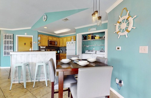 Gulf Shores Condo | Wonderful Family Retreat Near the Coast W/Free WiFi & Shared Pool/Hot Tub
