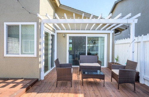Foster City House | Wonderful Foster City 2BR w/Pool & Balcony, nr Parks, by Blueground