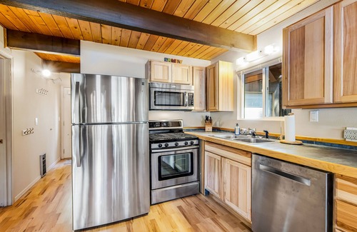 Cle Elum Cabin | Wonderful lakefront cabin & guesthouse with mountain view & private dock