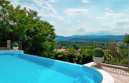 Serravalle Scrivia Villa | Wonderful private villa for 8 guests with private pool, hot tub, WIFI, TV, patio and parking