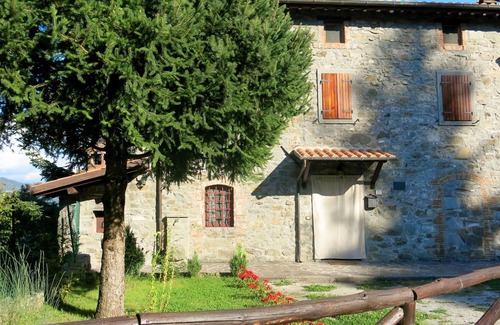 Piazza al Serchio House | Wonderful private villa for 4 people with WIFI, private pool, TV, balcony, pets allowed and park...