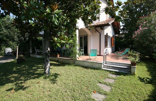 Forte dei Marmi Villa | Wonderful private villa for 8 guests with WIFI, TV and terrace
