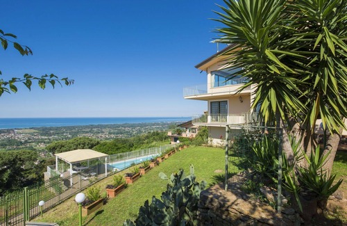 Montignoso Villa | Wonderful private villa for 12 people with A/C, private pool, WIFI, TV, patio and pets allowed