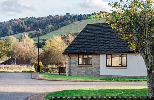 Drumnadrochit House | Wonderful private villa for 6 guests with WIFI, TV and patio