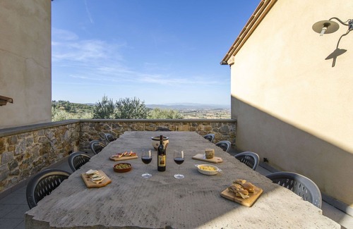 Lucignano House | Wonderful private villa for 26 people with WIFI, A/C, hot tub, private pool, TV and terrace