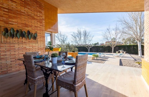 Riumar Villa | Wonderful private villa with WIFI, A/C, private pool, TV, patio, pets allowed and parking