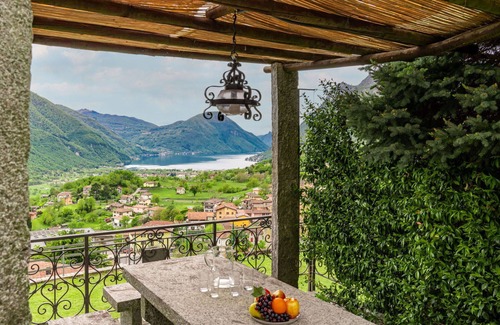 Carlazzo House | Wonderful private villa for 4 guests with WIFI, TV, patio and parking