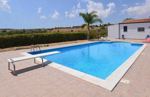 Floridia House | Wonderful private villa for 6 guests with A/C, WIFI, pool, TV, patio, pets allowed and parking