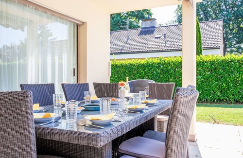 Genthod Villa | Wonderful private villa for 8 guests with WIFI, private pool, TV, terrace, pets allowed and park.