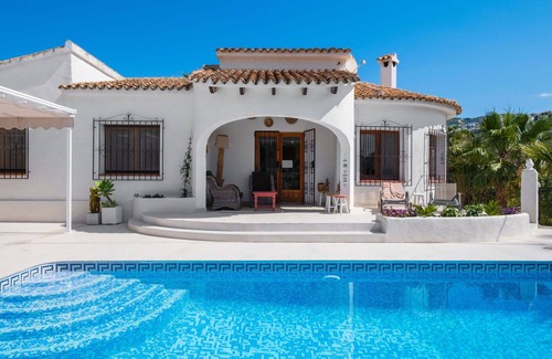 Arnella Villa | Wonderful private villa for 10 guests with WIFI, private pool, A/C, TV, patio and parking