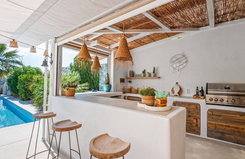 Arnella Villa | Wonderful private villa for 10 guests with WIFI, private pool, A/C, TV, patio and parking