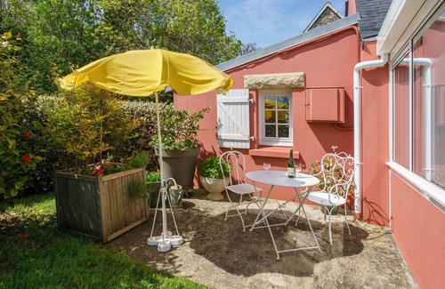 Pouldreuzic House | Wonderful private villa for 2 guests with TV, terrace and parking