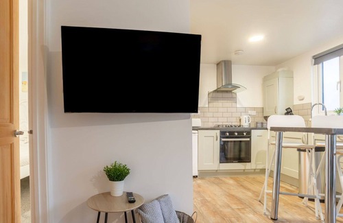 Helford Passage House | Wonderful private villa for 4 people with hot tub, WIFI, TV, pets allowed and panoramic view