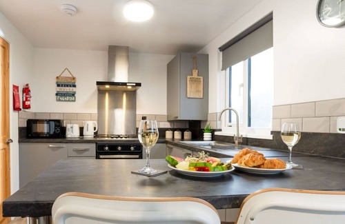 Helford Passage House | Wonderful private villa for 4 people with hot tub, WIFI, TV, pets allowed and panoramic view