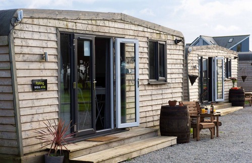 Helford Passage House | Wonderful private villa for 4 people with hot tub, WIFI, TV, pets allowed and panoramic view