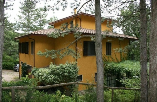 Scheggia Villa | Wonderful private villa with private pool, WIFI, TV, terrace, pets allowed, parking, close to Arezzo